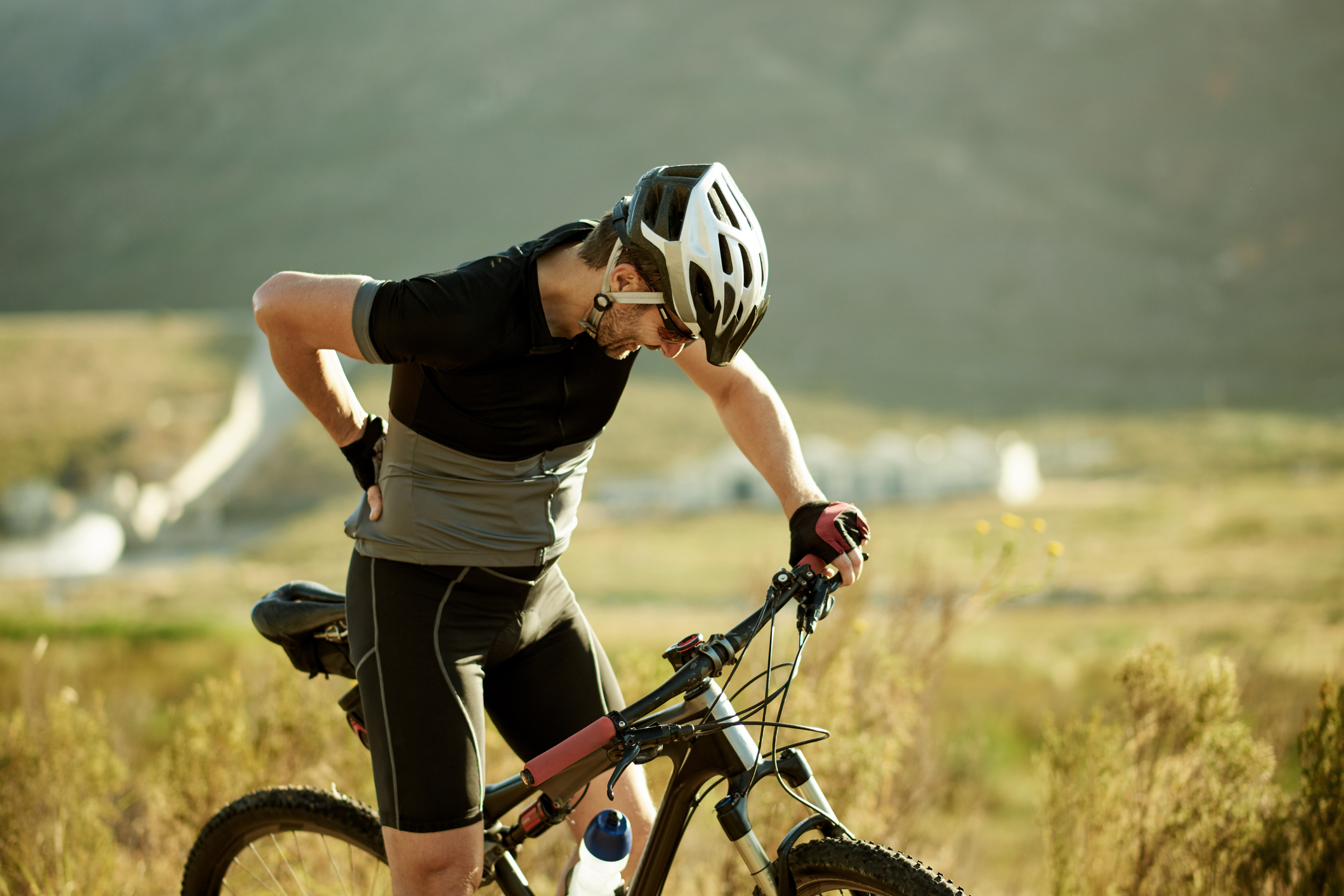 prevent back injuries while cycling